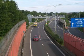 Elektromobily budou mít dálnice dál zdarma. Ministerstvo si nechce nahněvat EU